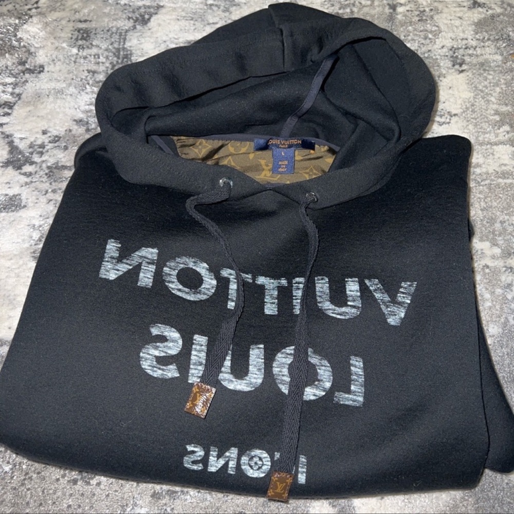 Women Louis Vuitton sweater Hoodie in very good condition.